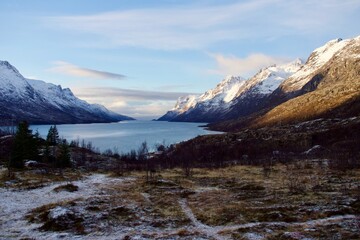 Fototapeta na wymiar norvegia; tromso; fiordi; case tipiche; montagne con neve; natura
