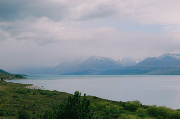 Obraz premium Serene Lake Nestled in Peninsula Mountains with Spectacular Nature View: A tranquil summer landscape of a mountainous peninsula featuring a picturesque lake, clear blue skies, Lake Pukaki, New Zealand