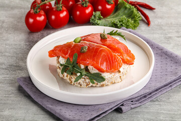 Crispy bread with salmon and cream cheese