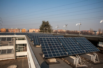 Pannelli solari. Installazione di pannello solare su tetti di industria e abitazione. Energia verde.