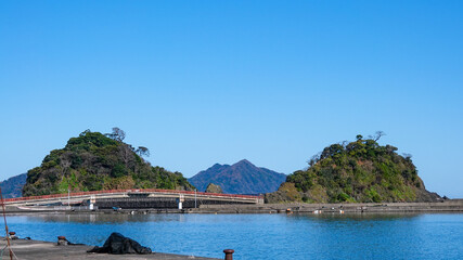 晴れ渡った朝の若狭高浜海釣り公園（福井県高浜町）