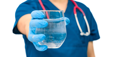 Lekarz wyciąga dłoń w której trzyma szklankę pelną wody mineralnej, promowanie picia wody