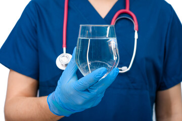 Lekarz w fartuchu trzyma szklankę wody  - obrazy, fototapety, plakaty