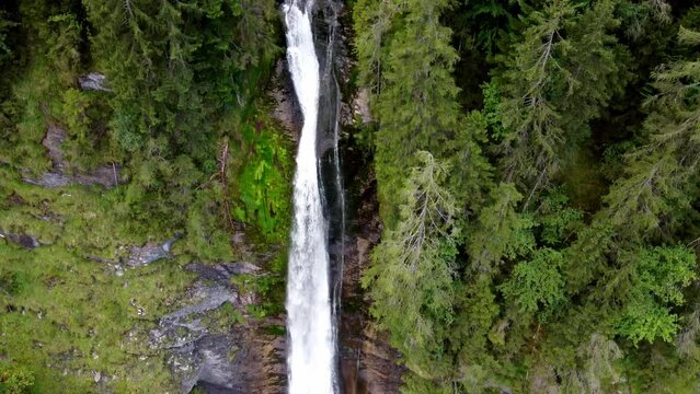 Splendeur Alpine : vue A&eacute;rienne de la Cascade du Rouget dans les Alpes Fran&ccedil;aises