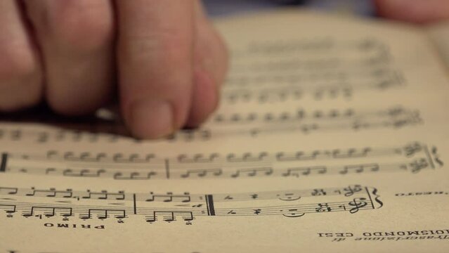 reading music on music score with a finger: change of focus on pentagram