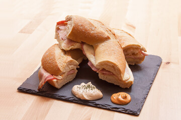 rosca de jamón dulce y queso - obrazy, fototapety, plakaty