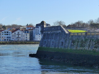 Bayonne, bâtiments le long du fleuve