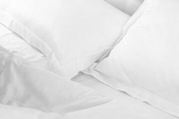 Obraz premium Whte cotton bed linen blanket and pillows