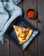 Best meat topping pizza. The list of the most popular meat toppings for pizza usually includes pepperoni, Italian sausage, Canadian bacon, chicken, bacon, and ground beef. 