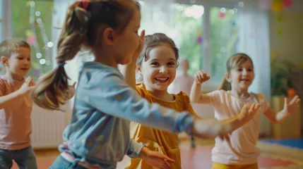 Tableaux ronds sur plexiglas École de danse Toddlers Dancing Happily Together at Nursery School