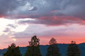 Fototapeta premium 琵琶湖の隣にある小さな湖 平湖の美しい夕暮れの風景