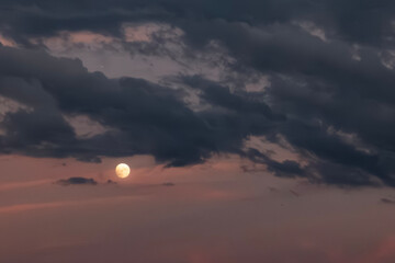 琵琶湖の隣にある小さな湖　平湖の美しい夕暮れの風景