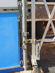 スチールゲートのヒンジ部分。
工事現場ゲートの蝶番。
日本の工事現場の風景。