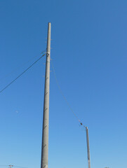 建築現場用臨時電源のケーブルリレー。
画面左が歩道沿いに新設された電柱、
画面右が建築現場用臨時柱。