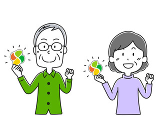 よつばマークを持った高齢男性と高齢女性