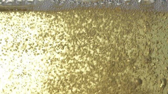 ハイボール注ぎシーン　アップ