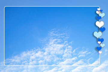 美しい青い空と白い雲のハート・フレーム