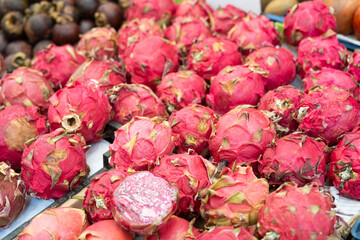 Drachenfrüchte auf einem Markt 