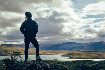 Hombre joven en diferentes paisajes, con montañas de fondo disfrutando de sus trekkings y...