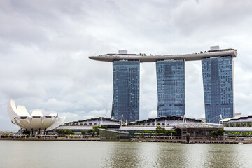 Fototapeta premium Urban landscape of Singapore under a cloudy sky