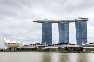 Fototapeta na wymiar Urban landscape of Singapore under a cloudy sky