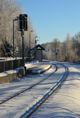Schnee am Bahnsteig in Winterlandschaft mit Himmelblau - 745257425