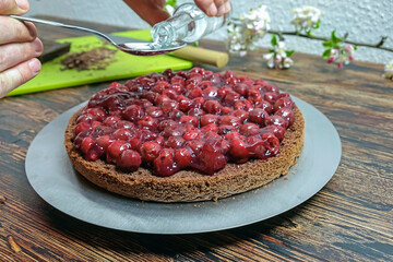 Schwarzwälder Kirschtorte in der Herstellung 
