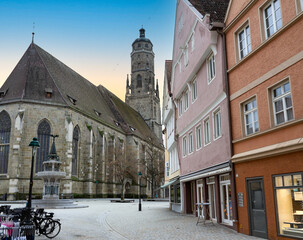 Obraz premium old street in the town nordlingen in bavaria with st. georg