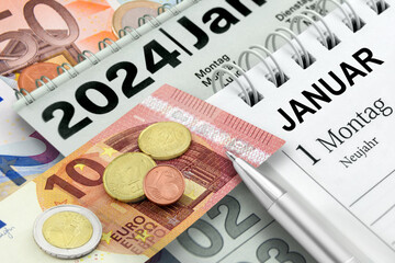 Deutscher Mindestlohn 12,41 Euro und Kalender mit Datum 1. Januar 2024