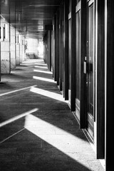 perspective d'un couloir avec ombres et lumière du soleil