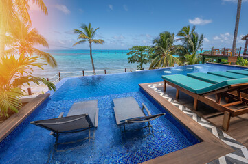 Obraz premium Sunbed in blue pool