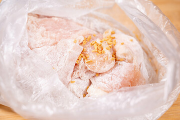 ビニールに入れて鶏肉に衣をつける