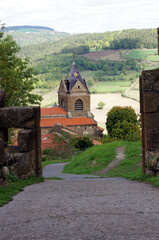 Eglise vue du bas de la forteresse