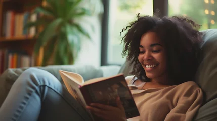 Afwasbaar Fotobehang Cappuccino Jovem mulher aproveitando momento acolhedor em cafeteria saboreando bebida quente e contemplando paisagem urbana pela janela