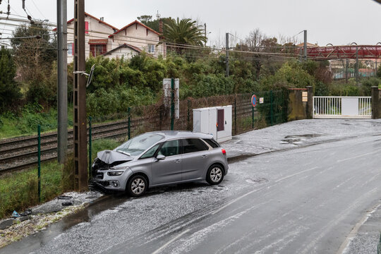 Carro acidentado contra um poste num dia frio e gelado de inverno