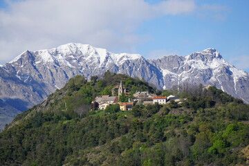 Fototapeta na wymiar view of the village of avançon perched on the hill in the mountains in the southern alps, france