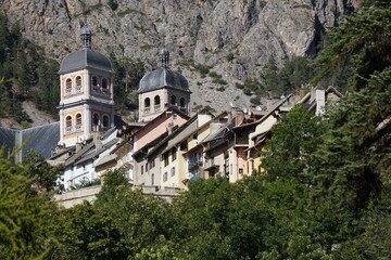 Fototapeta na wymiar colorful church and buildings of the town of briançon in the mountain in the southern alps, france