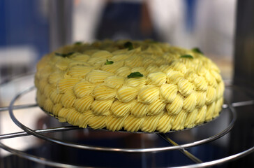 tarta cremosa de  limón y  crema pastelera