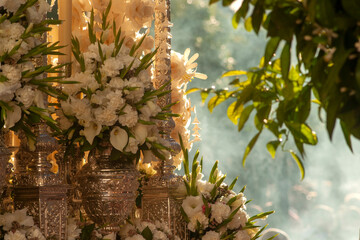 detalles de los adornos florales de un palio de Virgen en la semana santa de Sevilla, España