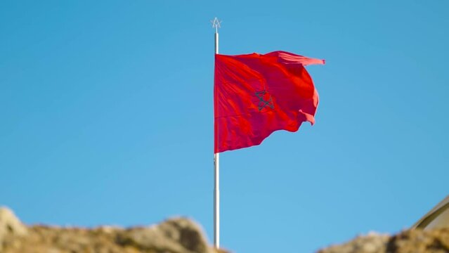 Flaga Maroko powiewająca na wietrze w zwolnionym tempie