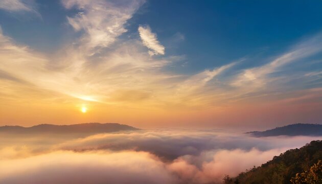Ciel couch&eacute; du soleil le matin avec soleil levant et nuages roses doux aux tons jaunes.