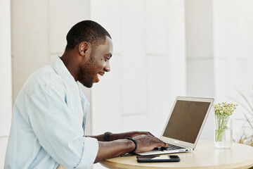 Obraz na płótnie Canvas Man business laptop businessman technology sitting office computer person male modern