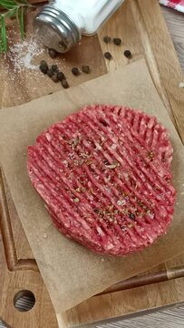 steak haché de boeuf cru sur une planche à découper