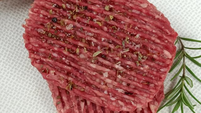 steak haché de boeuf cru, en gros plan, dans une assiette