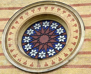 Fototapeta na wymiar Fensterrose an der Fassade der Großen Synagoge