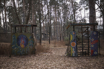 Pushcha-Vodytsia, Ukraine. On February 22, 2024, the sun shines in the last days of winter. incredible beauty in the forest. a city with many sanatoriums for healing in nature. there are lakes nearby. - obrazy, fototapety, plakaty