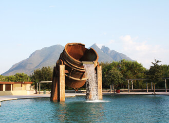 Monterrey, cerro de la Silla, fuente Parque Fundidora - obrazy, fototapety, plakaty