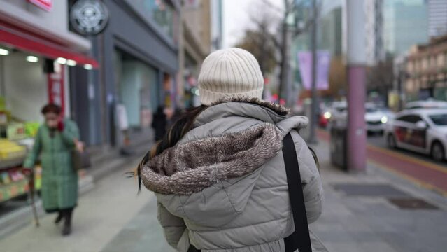 冬の寒い日に大韓民国ソウル市街を散歩する２０代の若いフィリピン人女性のスローモーション映像 Slow-motion video of a young Filipino woman in her 20s walking in Seoul, South Korea on a cold winter day