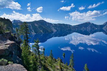 Fototapeta na wymiar Lake reflecting mountains and sky