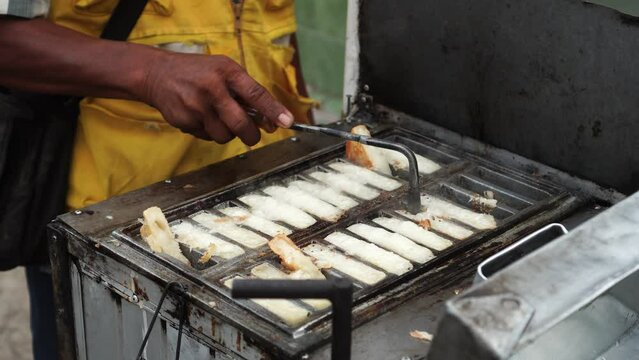 grilling Serabi cakes on the mold